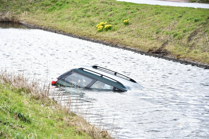 Auto belandt in sloot