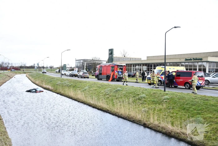 Auto belandt in sloot