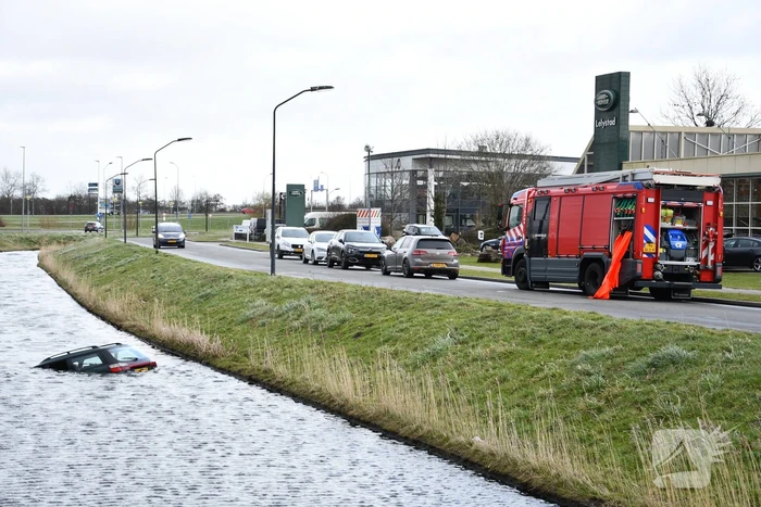 Auto belandt in sloot