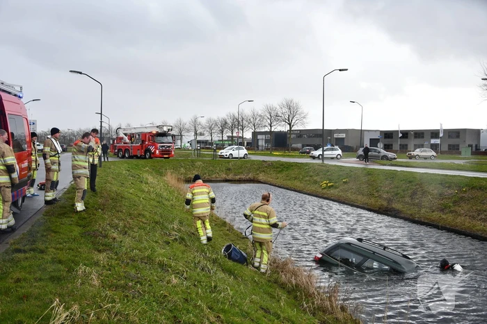 Auto belandt in sloot