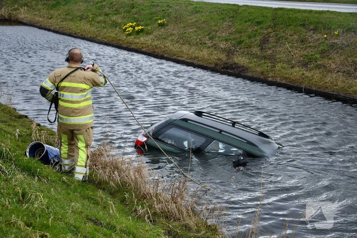Auto belandt in sloot