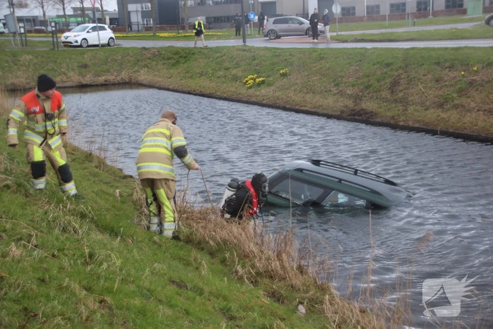 Auto belandt in sloot
