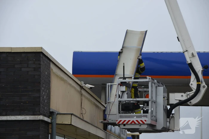 Stormschade op dak tankstation