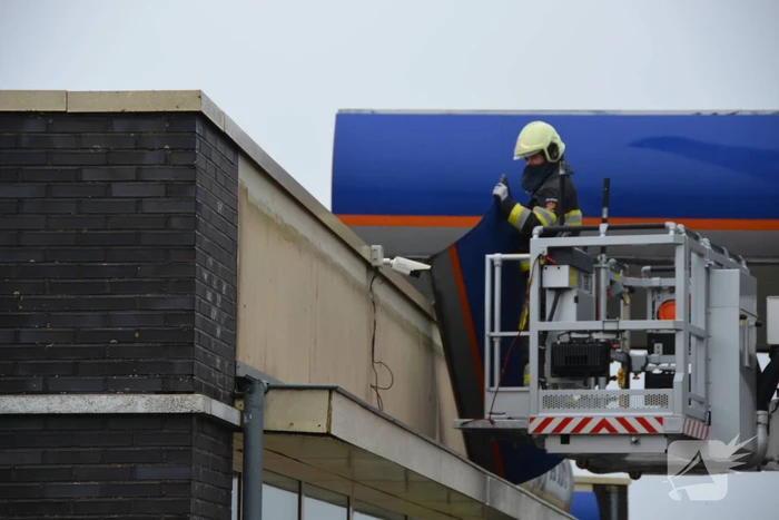 Stormschade op dak tankstation