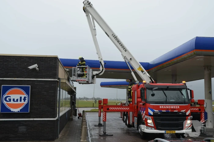 Stormschade op dak tankstation