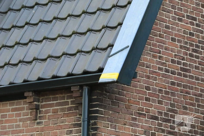 Dakrand beschadigd door harde wind