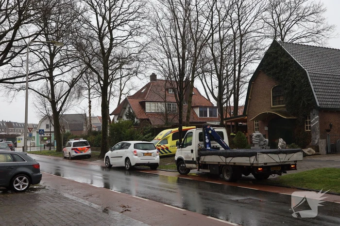 Scooter en bestelbus met elkaar in aanrijding