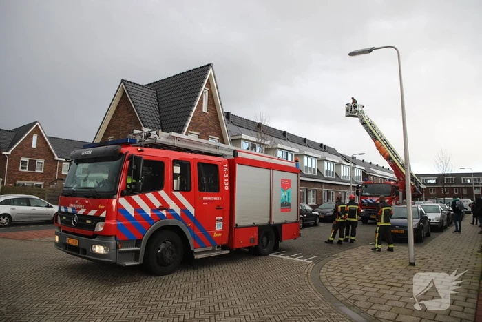 Losliggende dakpannen op woning