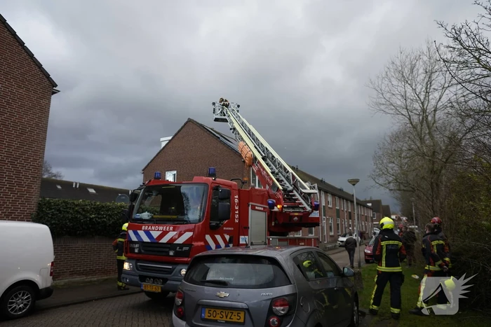 Dakpan dreigt van dak te waaien