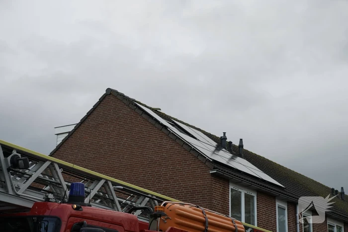 Dakpan dreigt van dak te waaien