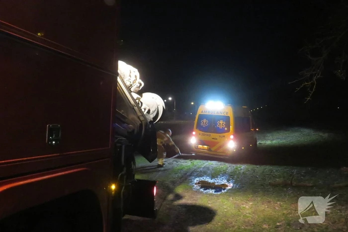 Ambulance vast in grasveld