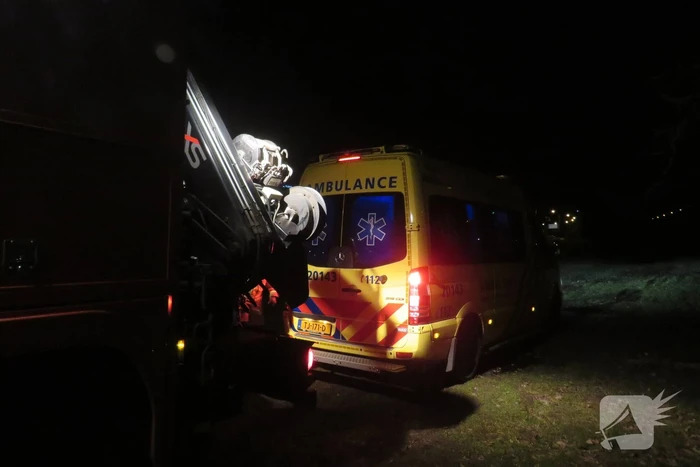 Ambulance vast in grasveld