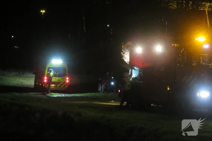 Ambulance vast in grasveld