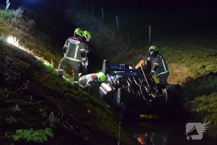 Inzittenden van auto vluchten nadat auto in sloot belandt