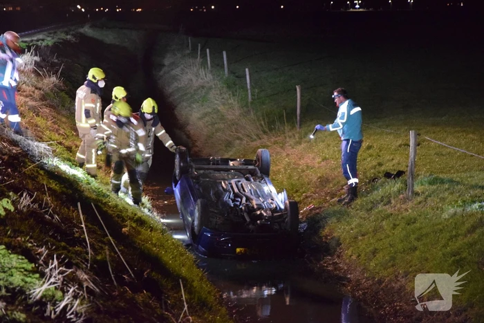 Inzittenden van auto vluchten nadat auto in sloot belandt