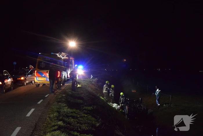 Inzittenden van auto vluchten nadat auto in sloot belandt