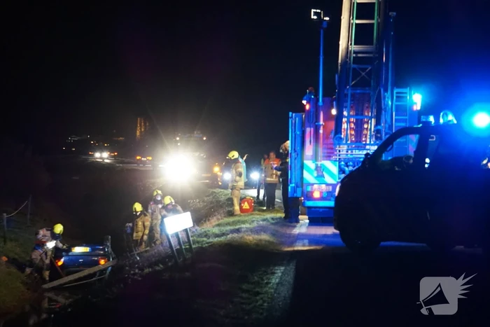Inzittenden van auto vluchten nadat auto in sloot belandt