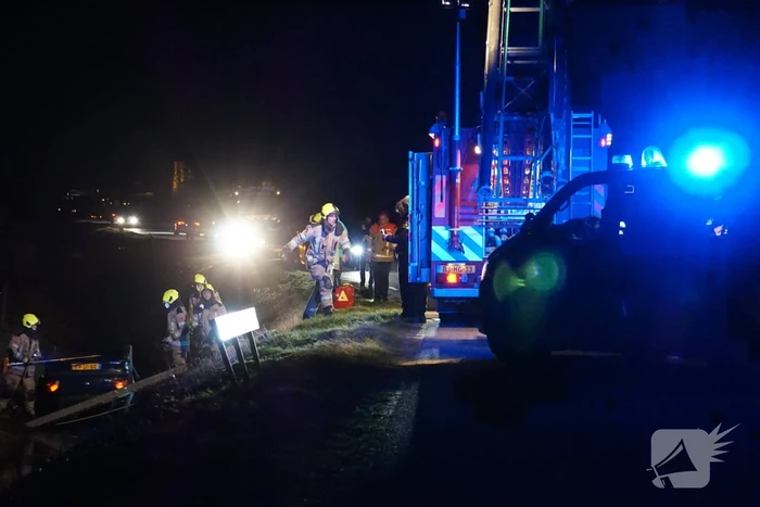 Inzittenden van auto vluchten nadat auto in sloot belandt