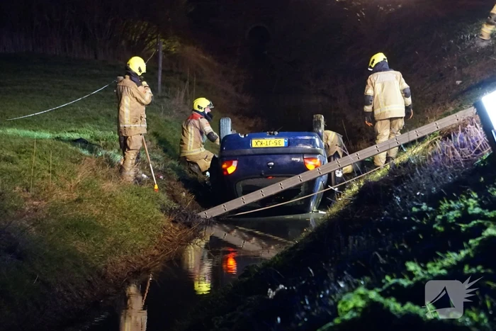 Inzittenden van auto vluchten nadat auto in sloot belandt