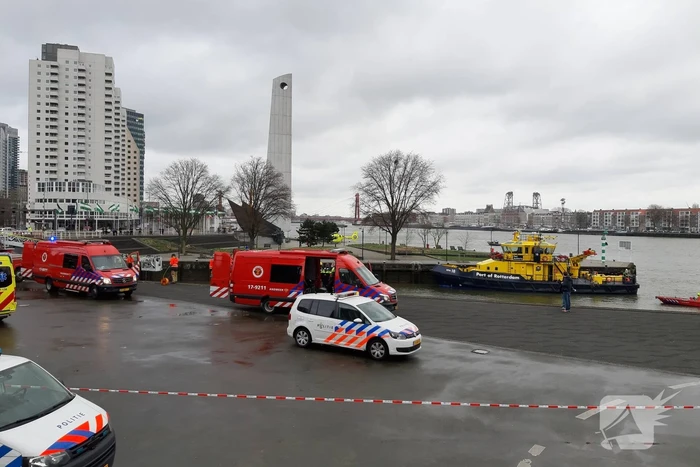 Persoon uit auto te water gehaald en overleden