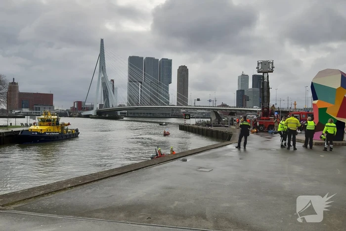 Persoon uit auto te water gehaald en overleden