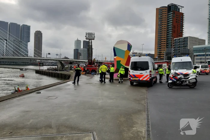 Persoon uit auto te water gehaald en overleden