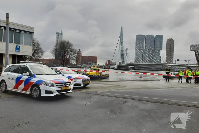Persoon uit auto te water gehaald en overleden