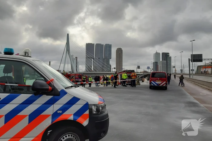 Persoon uit auto te water gehaald en overleden