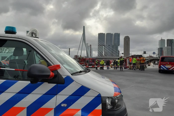 Persoon uit auto te water gehaald en overleden