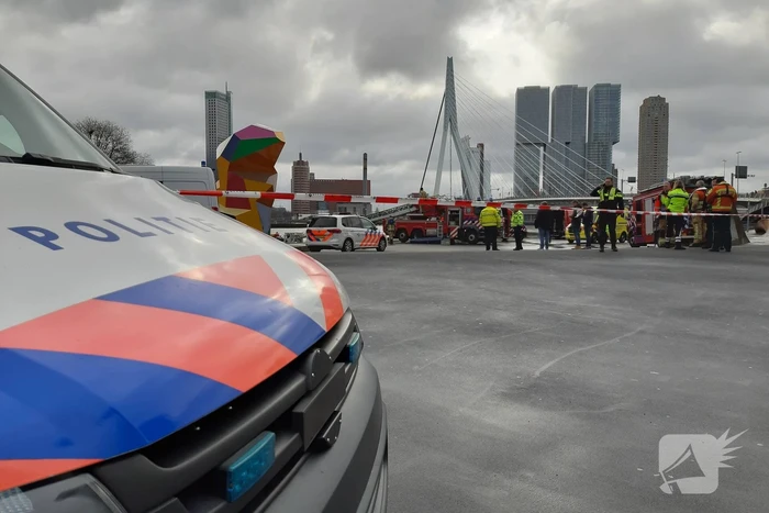 Persoon uit auto te water gehaald en overleden