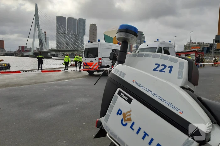 Persoon uit auto te water gehaald en overleden