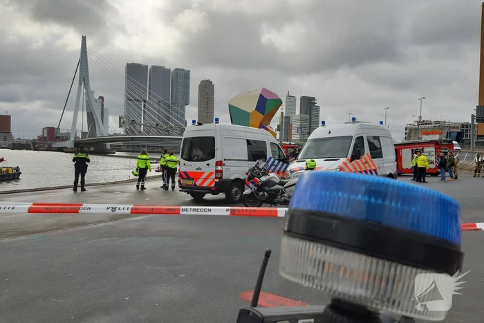 Persoon uit auto te water gehaald en overleden