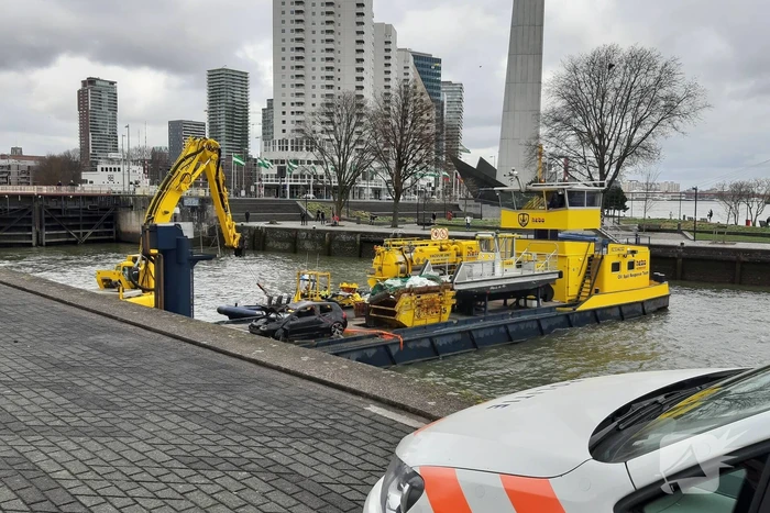 Persoon uit auto te water gehaald en overleden