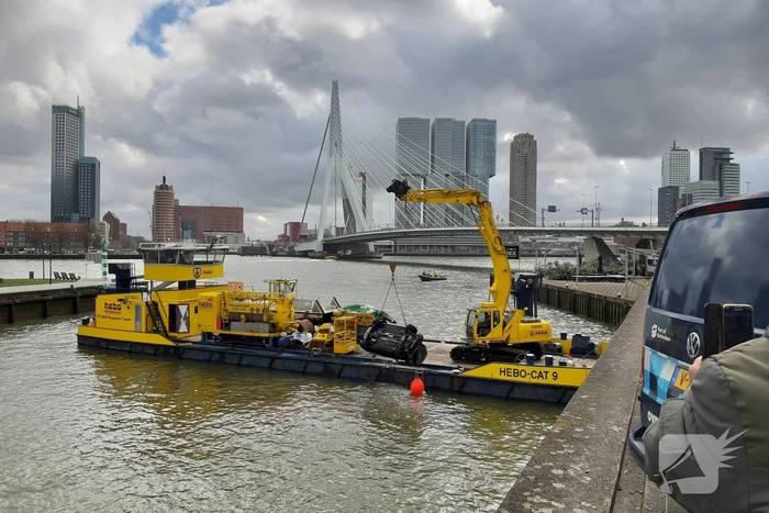 Persoon uit auto te water gehaald en overleden