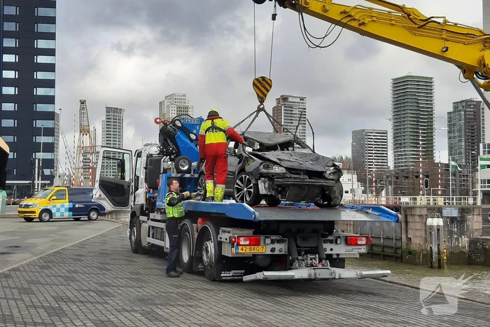 Persoon uit auto te water gehaald en overleden