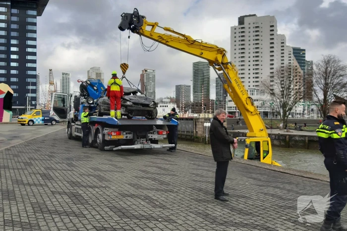 Persoon uit auto te water gehaald en overleden