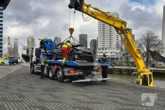 Persoon uit auto te water gehaald en overleden
