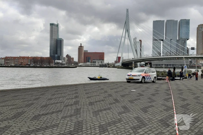 Persoon uit auto te water gehaald en overleden