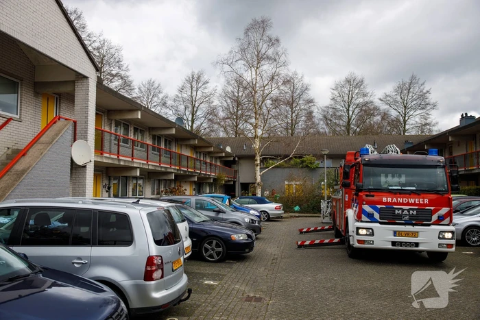 Hulpdiensten halen man uit woning en slaat op de vlucht