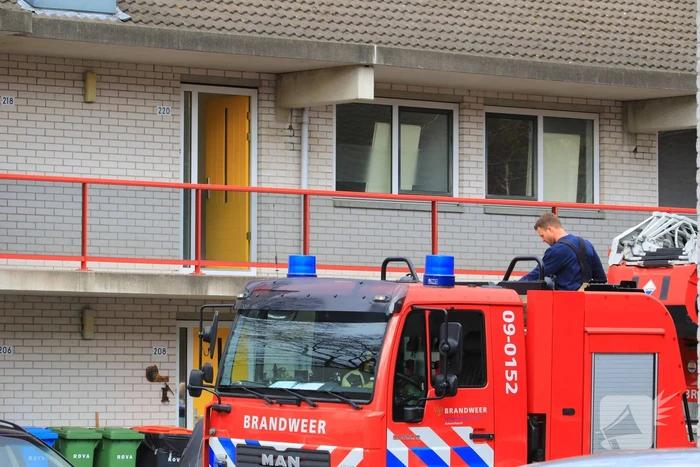 Hulpdiensten halen man uit woning en slaat op de vlucht