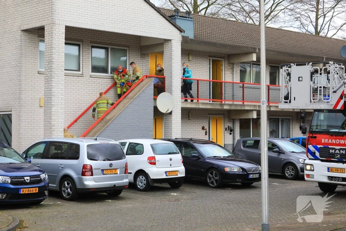 Hulpdiensten halen man uit woning en slaat op de vlucht