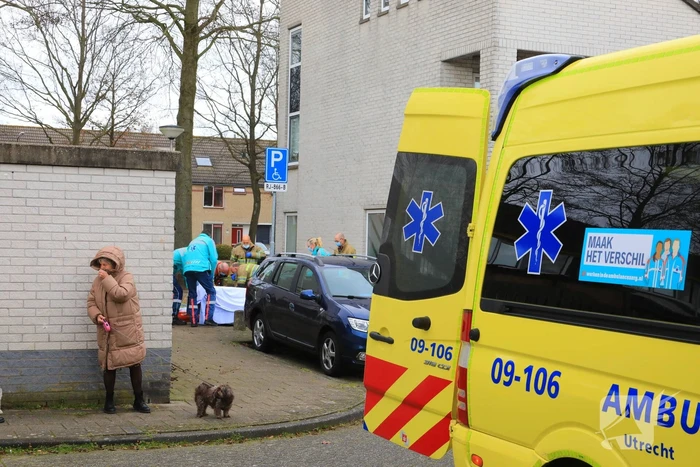 Hulpdiensten halen man uit woning en slaat op de vlucht