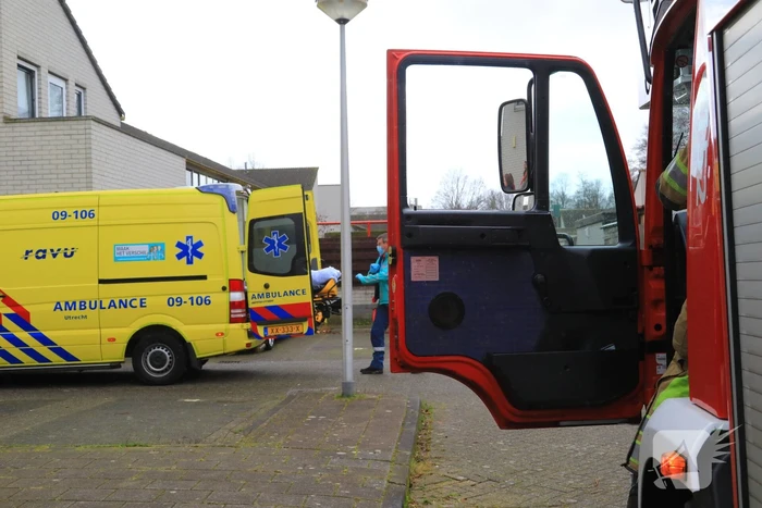 Hulpdiensten halen man uit woning en slaat op de vlucht