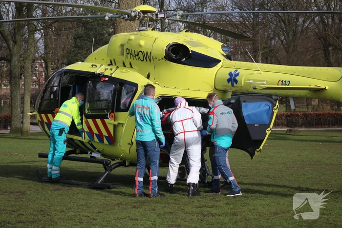 Traumahelikopter haalt coronapatiënt op
