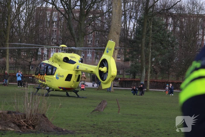 Traumahelikopter haalt coronapatiënt op