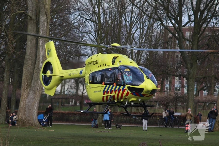 Traumahelikopter haalt coronapatiënt op