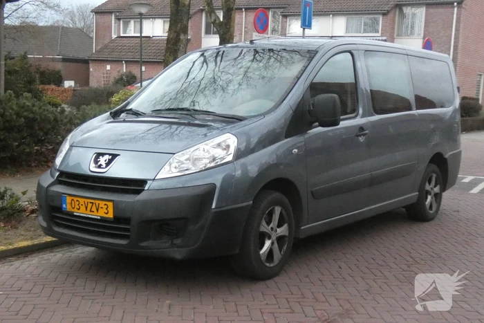 Schade bij botsing tussen bestelbussen