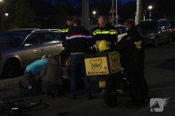 Maaltijdbezorger en fietser in botsing