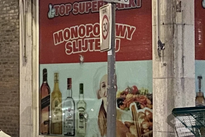 Meerdere kogelinslagen bij slijterij