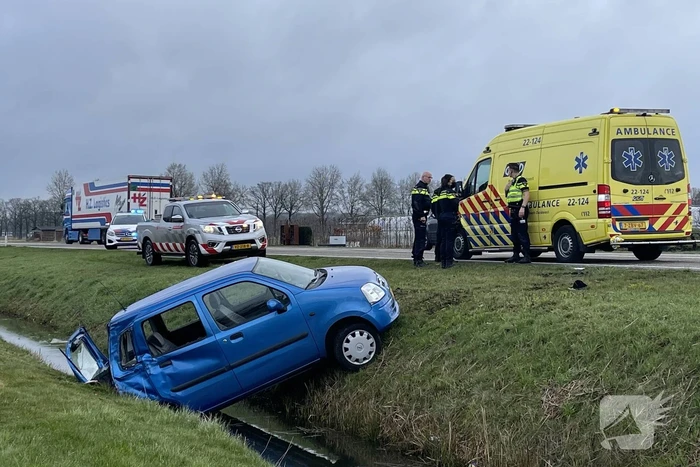 Auto belandt in de sloot na botsing met vrachtwagen